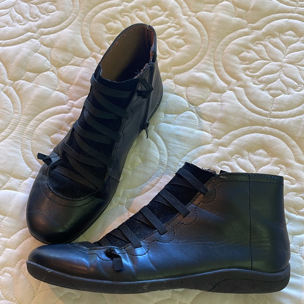 Flex Sole Lace Up Chelsea Booties